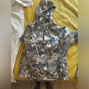 Sitka youth medium pullover